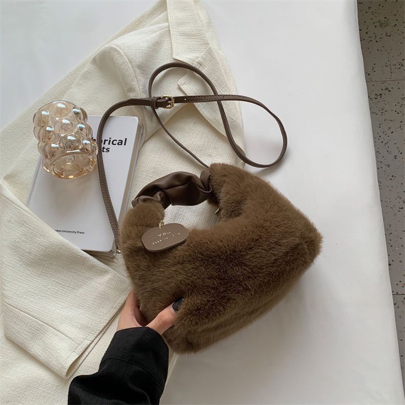 New high-grade plush bag handbag Women's new fall winter fashion furry portable messenger bag furry bag sweet