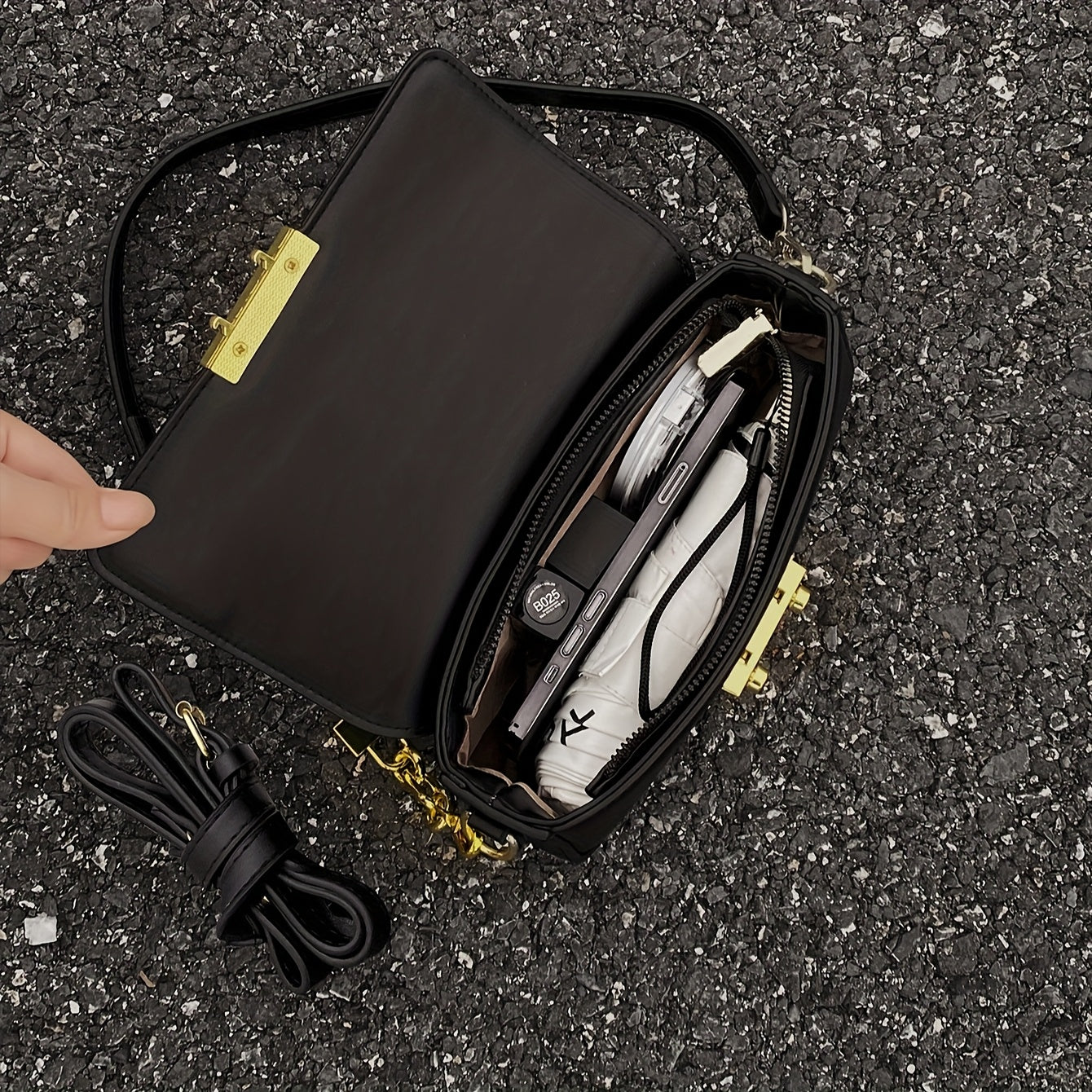 New Women'S Underarm Bag for Autumn And Winter, Trendy Crossbody Bag with a Stylish Chain, Small Square Shoulder Bag.